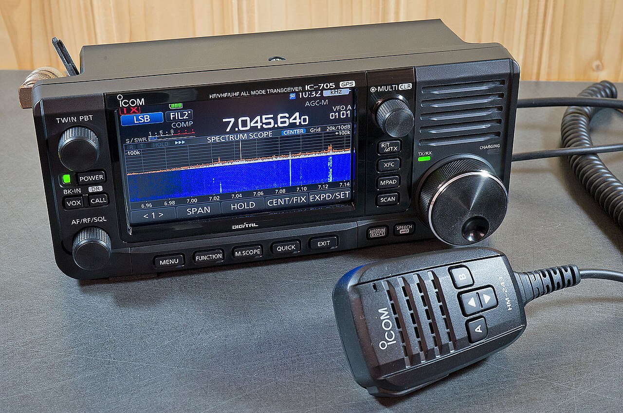 Icom IC-705 — transceptor HF QRP portable. CC BY-SA 4.0