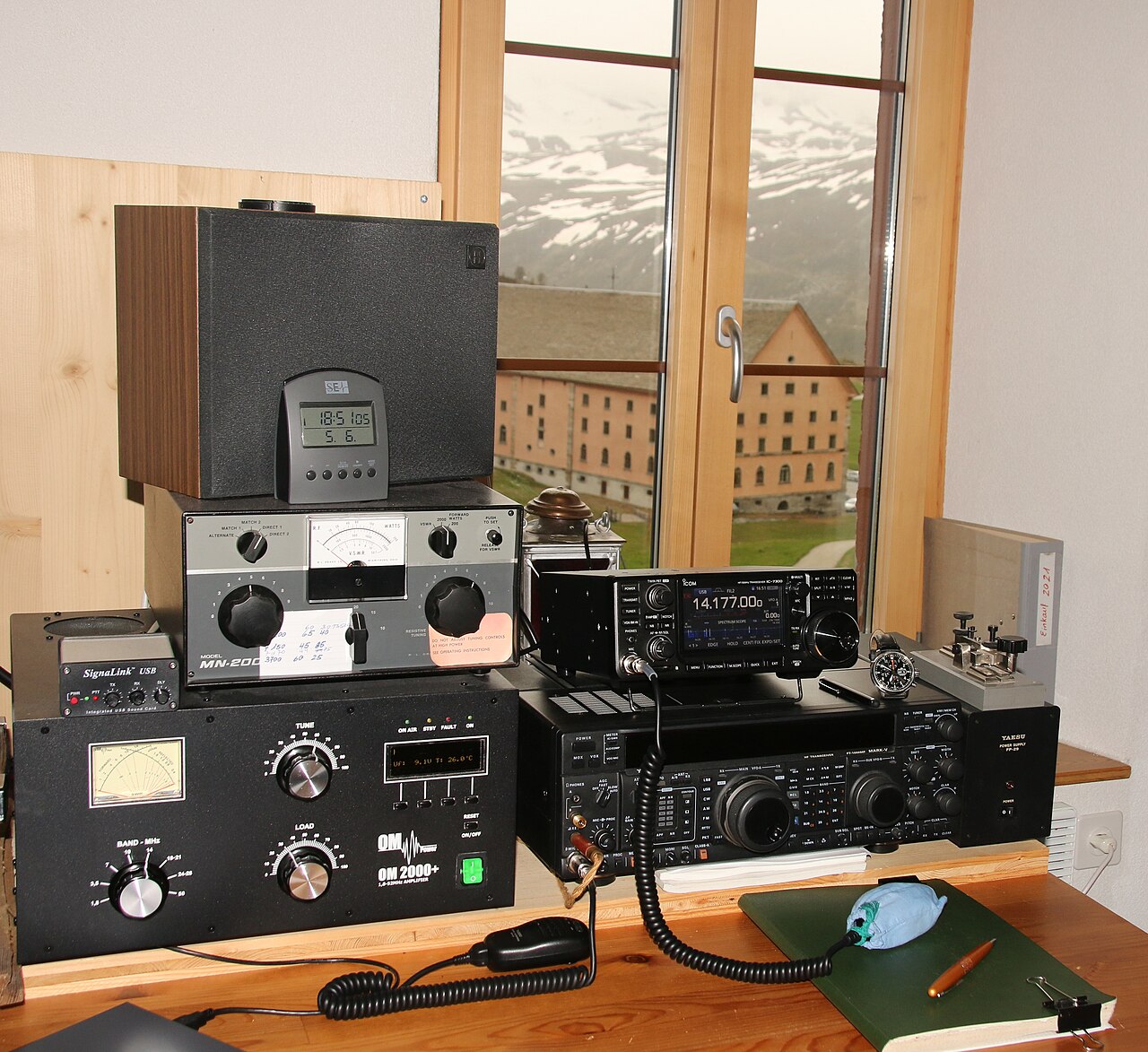 Estación con Icom IC-7300 — shack moderno de radioafición. CC BY-SA 4.0