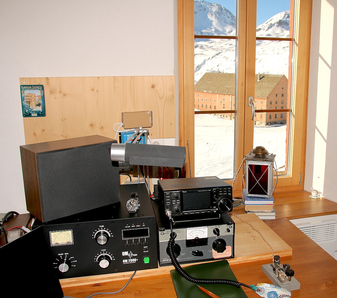 Shack moderno con Icom IC-7300 — representativo de estación EMCOMM. CC BY-SA 4.0