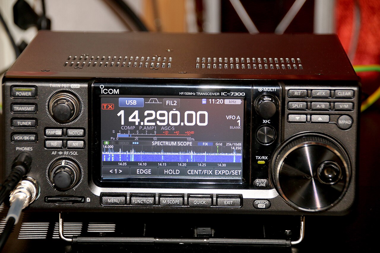 Icom IC-7300 — transceptor HF con pantalla SDR táctil. CC BY-SA 4.0
