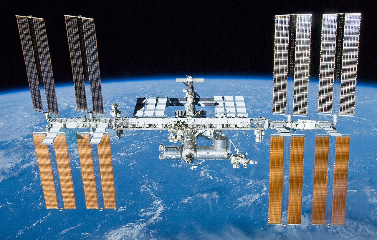 Estación Espacial Internacional en órbita — NASA, dominio público