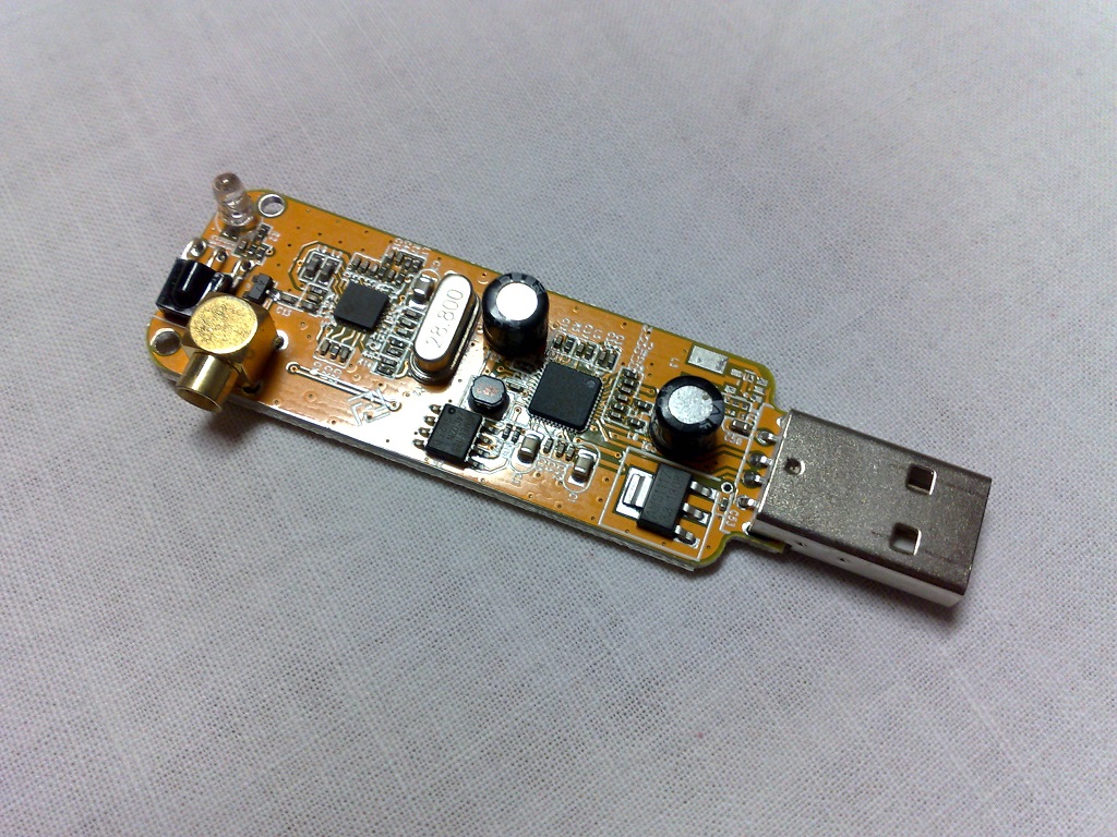 Dongle USB DVB-T RTL2832U — receptor SDR. Dsimic CC BY-SA 4.0